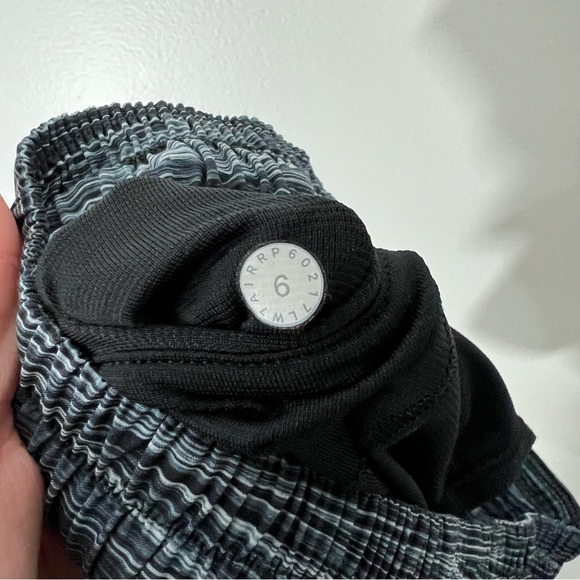 Lululemon Hotty Hot Short II Low Tide Alpine White Black Size 6 - Picture 8 of 8
